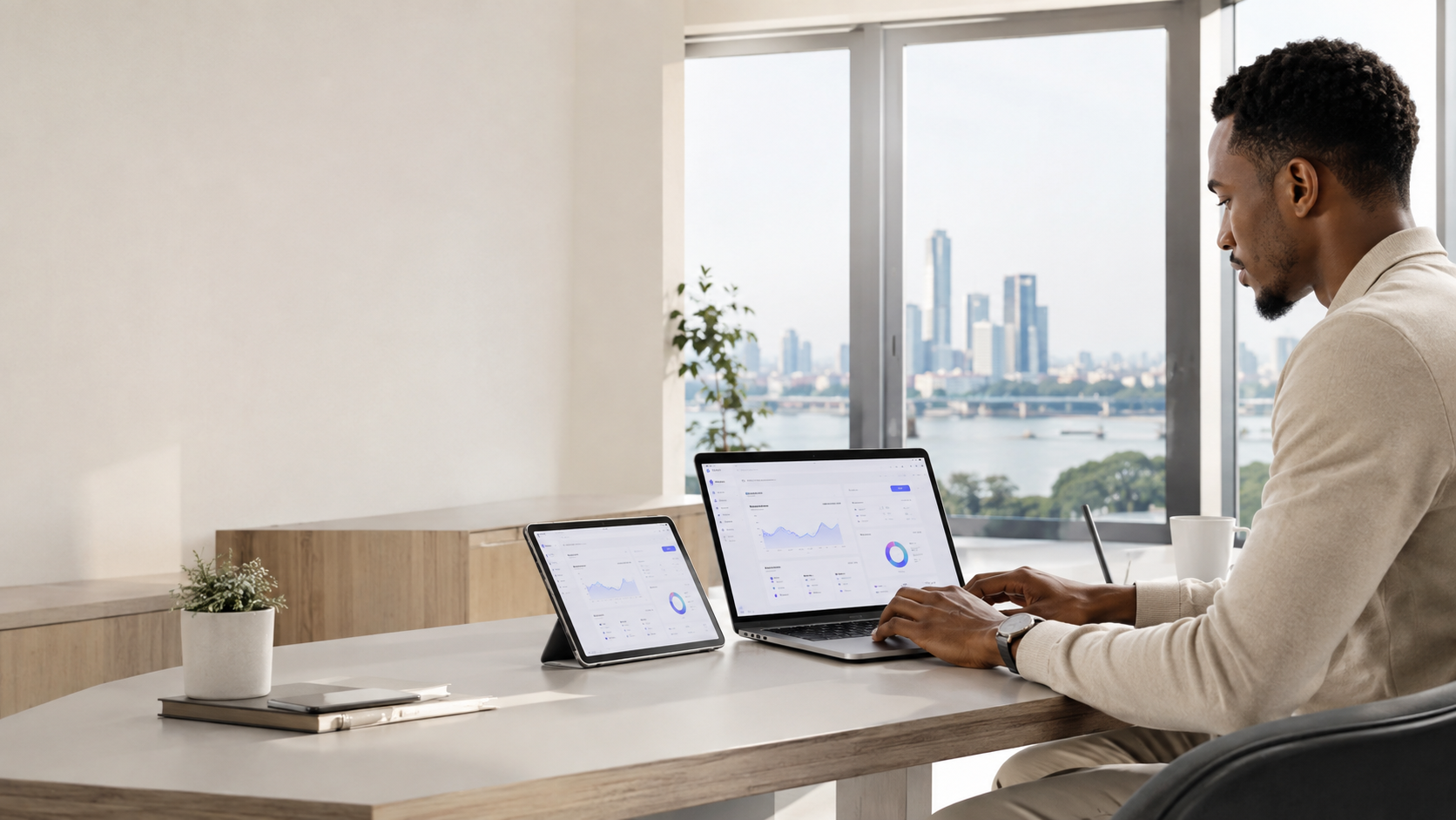 Développement d’une plateforme web dans un environnement de travail lumineux.